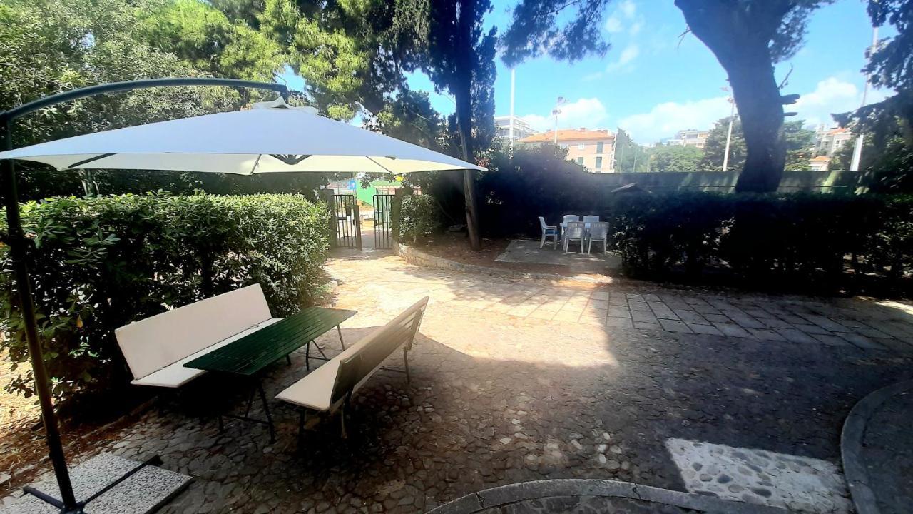 Old Captain'S Apartments - In A Pine Wood By The Sea And Tennis Courts Split Eksteriør bilde